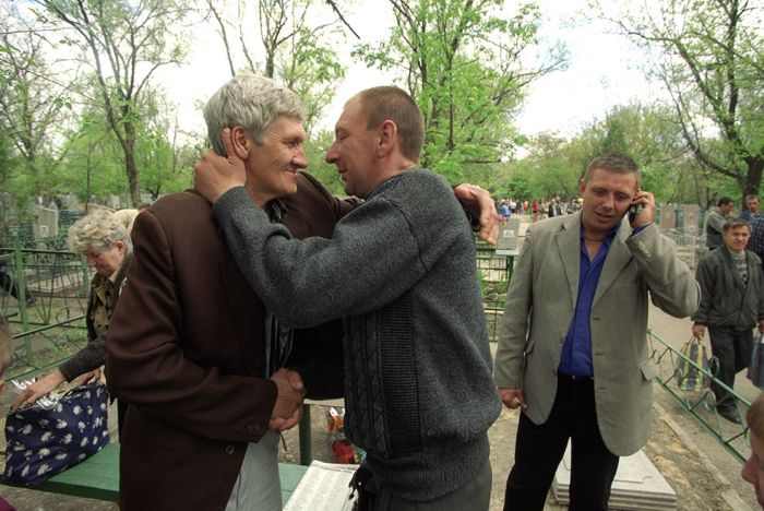 Традиция посещения кладбищ в фотопроекте Александра Чекменёва «Пасха»