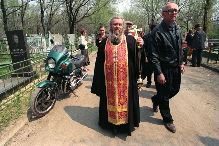 Традиция посещения кладбищ в фотопроекте Александра Чекменёва «Пасха»