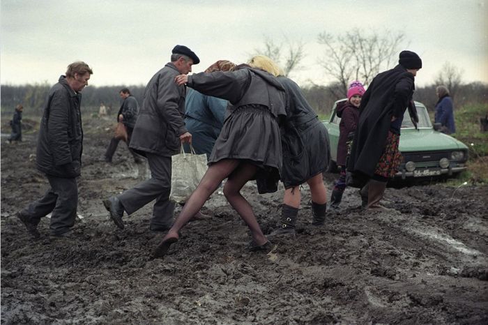 Традиция посещения кладбищ в фотопроекте Александра Чекменёва «Пасха»