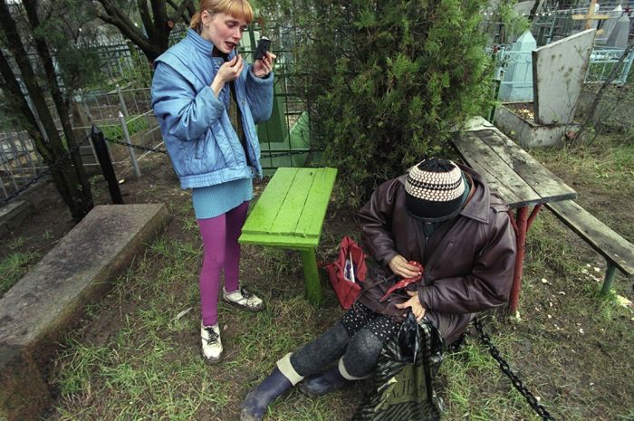 Традиция посещения кладбищ в фотопроекте Александра Чекменёва «Пасха»