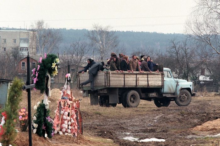Традиция посещения кладбищ в фотопроекте Александра Чекменёва «Пасха»