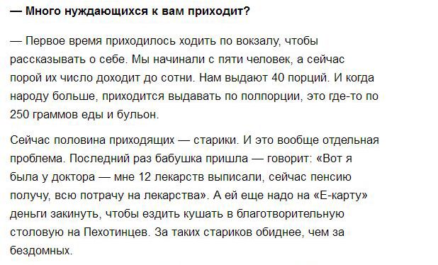 Молодые парни бескорыстно раздают еду нуждающимся