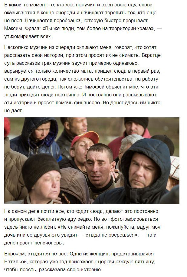 Молодые парни бескорыстно раздают еду нуждающимся