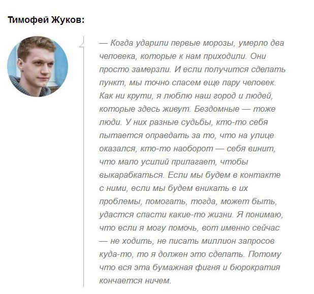 Молодые парни бескорыстно раздают еду нуждающимся