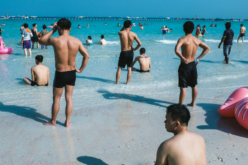 «Beach Matters» туристы в Таиланде на снимках Ларри Халлегуа
