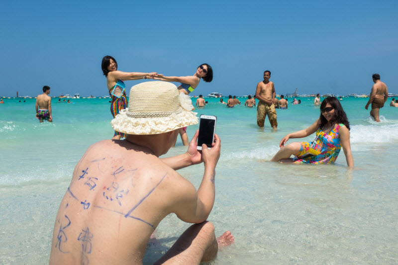 «Beach Matters» туристы в Таиланде на снимках Ларри Халлегуа