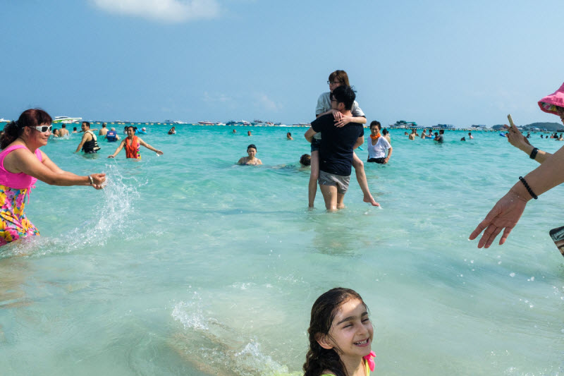 «Beach Matters» туристы в Таиланде на снимках Ларри Халлегуа