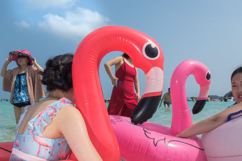 «Beach Matters» туристы в Таиланде на снимках Ларри Халлегуа