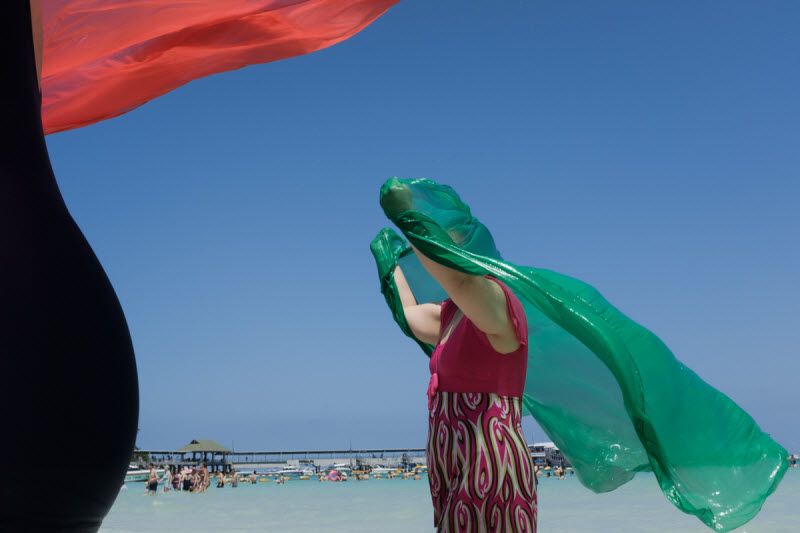 «Beach Matters» туристы в Таиланде на снимках Ларри Халлегуа