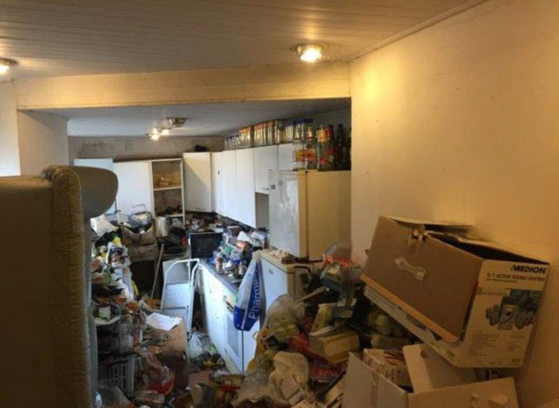 Владелец компании по уборке домов барахольщиков показал фото со своей работы