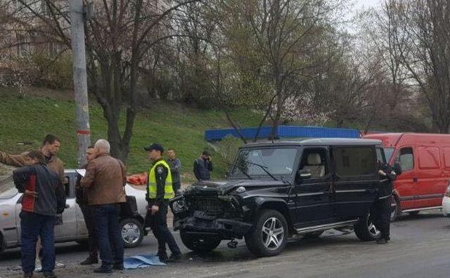 В Киеве пьяный атомойщик разбил Mercedes-Benz Gelandewagen клиента
