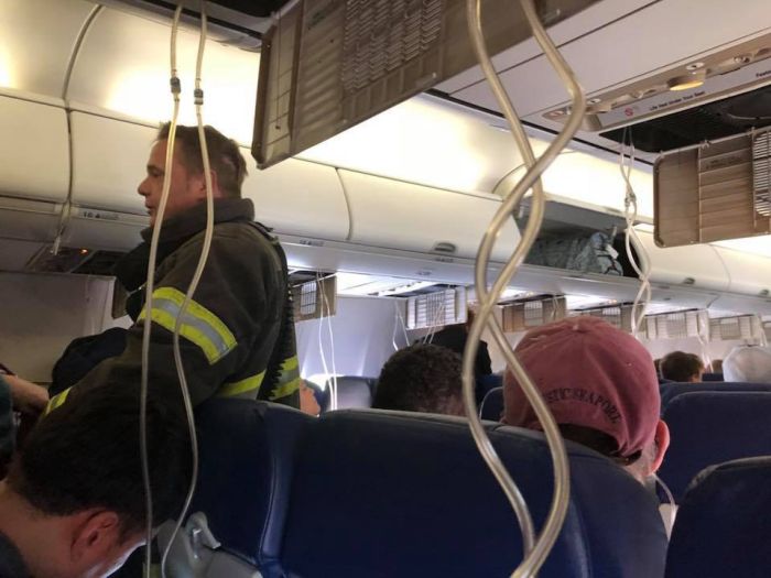 У пассажирского самолета на высоте 10 тысяч метров взорвался двигатель