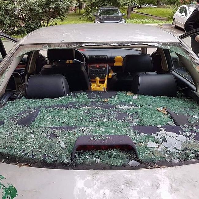 В Москве вандалы облили автомобиль яркими красками