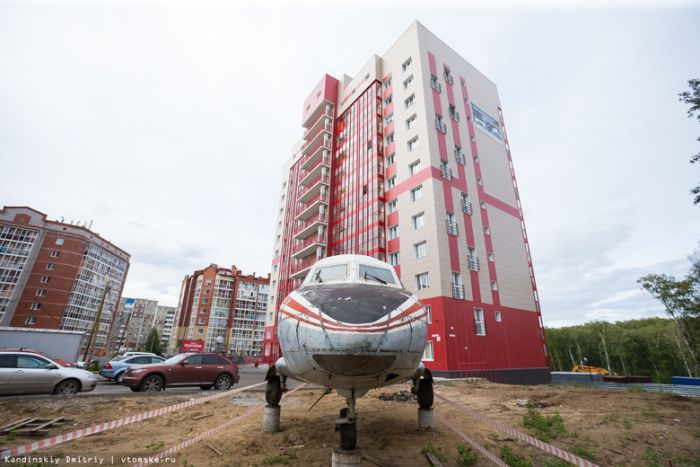 В Томске во дворе жилого дома установили самолет