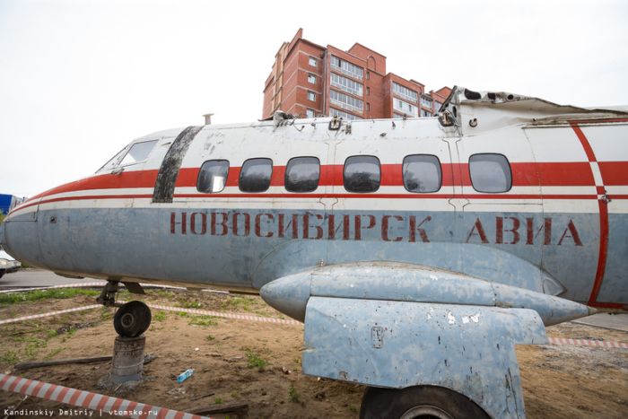 В Томске во дворе жилого дома установили самолет
