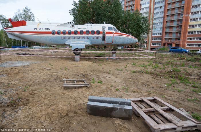В Томске во дворе жилого дома установили самолет