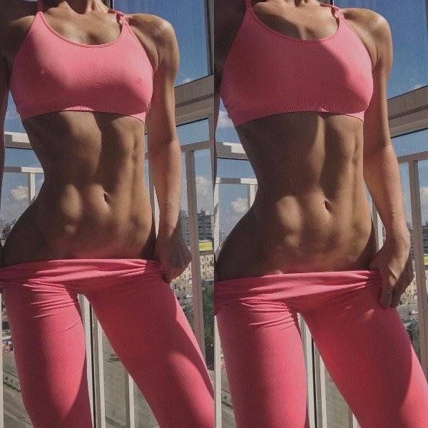 Девушки фотографируются в спортивных бюстгальтерах