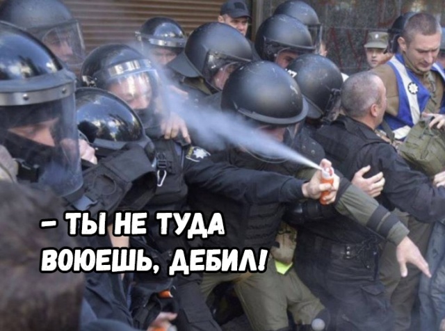 Украинского полицейского, прыснувшего себе в лицо газовым баллончиком, сравнили со старым мемом