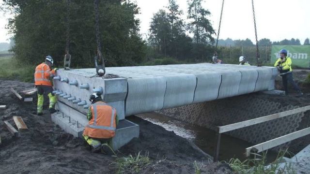 В Нидерландах установили мост, напечатанный на 3D-принтере