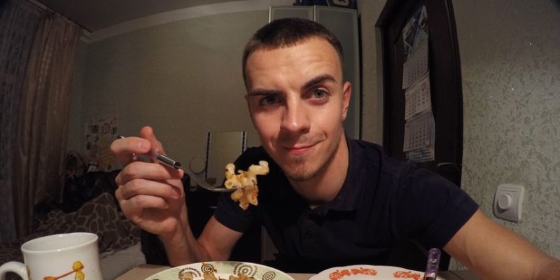 Парень из Санкт-Петербурга показал, как можно приготовить обед за 10 рублей