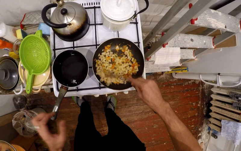 Парень из Санкт-Петербурга показал, как можно приготовить обед за 10 рублей