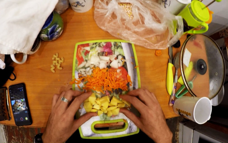 Парень из Санкт-Петербурга показал, как можно приготовить обед за 10 рублей