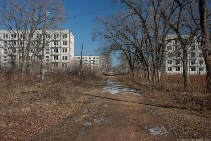 Заброшенный военный городок на границе с Китаем (65 фото)