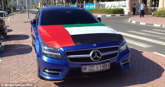 На парковке возле университета в Дубае