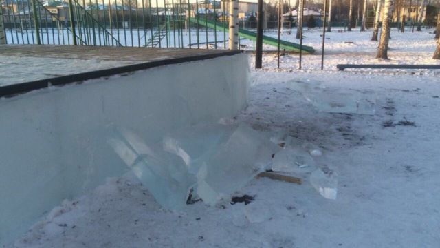 В Башкирии вандалы разбили ледяные плиты для ледяного городка