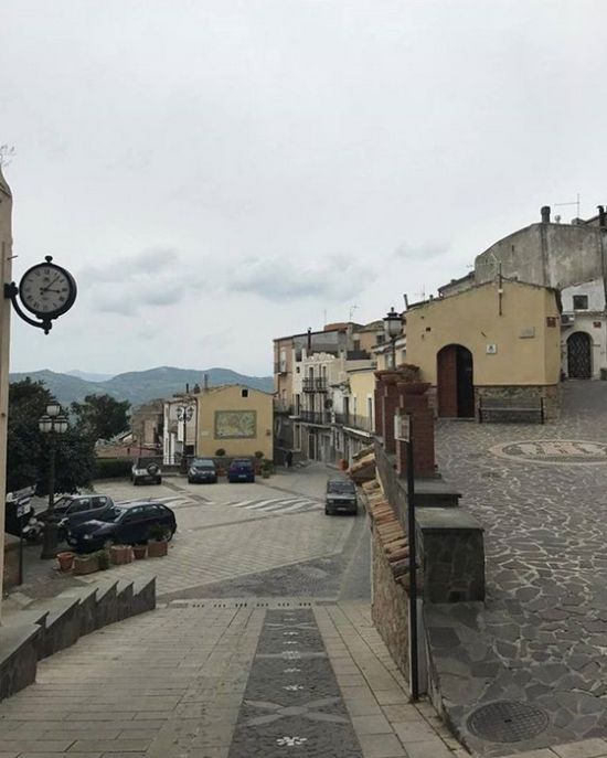 В итальянском городе Круколи раздают старые двухэтажные дома