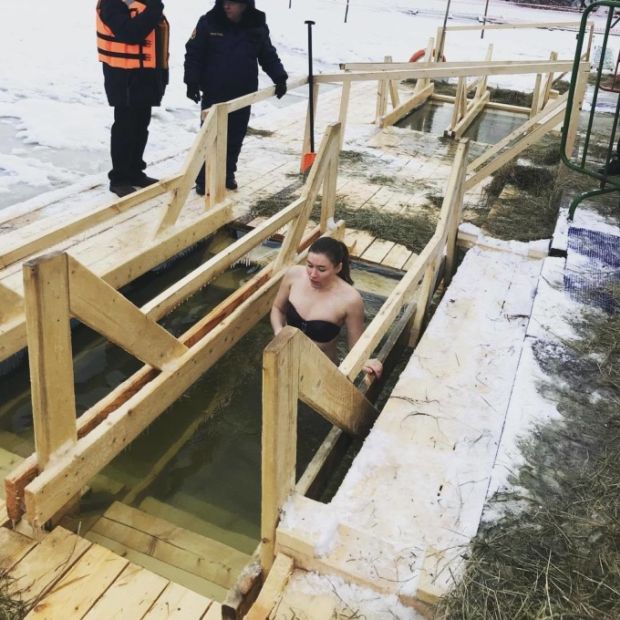Девушки на крещенских купаниях