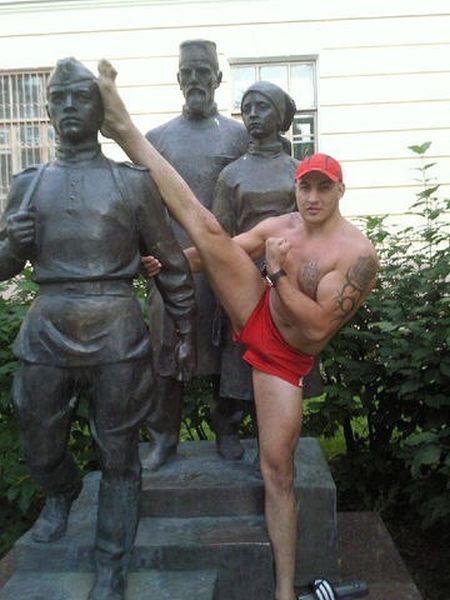 Чемпион России осквернил памятник (3 фото)