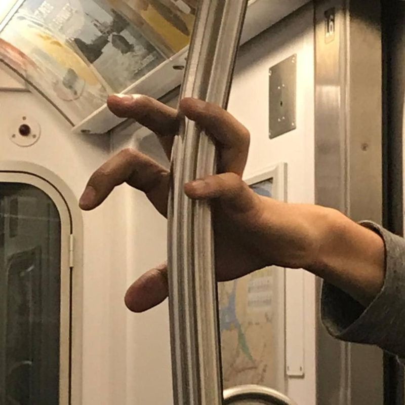 Причудливые руки пассажиров метро