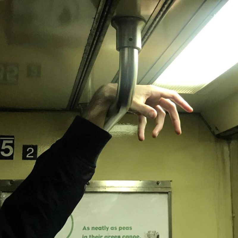 Причудливые руки пассажиров метро