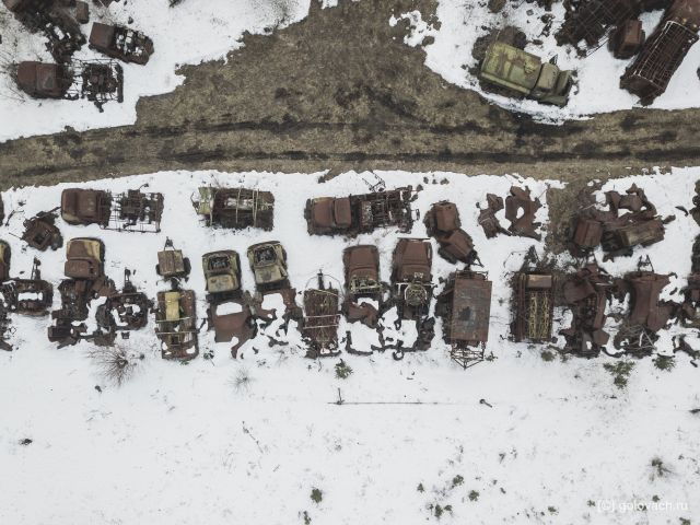 Блогер наткнулся на кладбище сгоревших военных машин в лесу