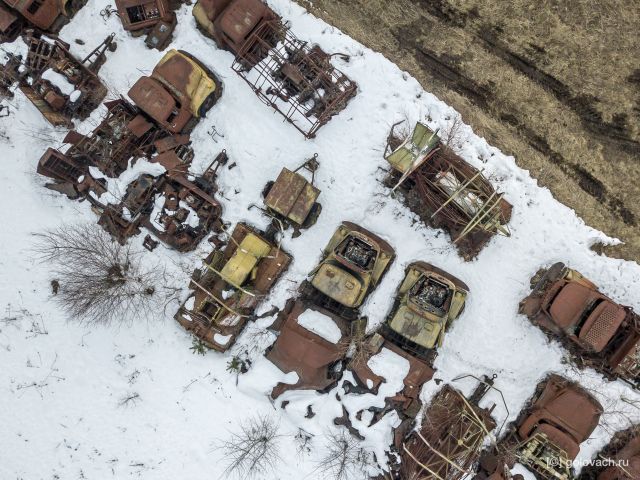 Блогер наткнулся на кладбище сгоревших военных машин в лесу
