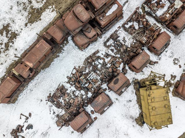 Блогер наткнулся на кладбище сгоревших военных машин в лесу