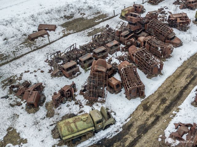 Блогер наткнулся на кладбище сгоревших военных машин в лесу