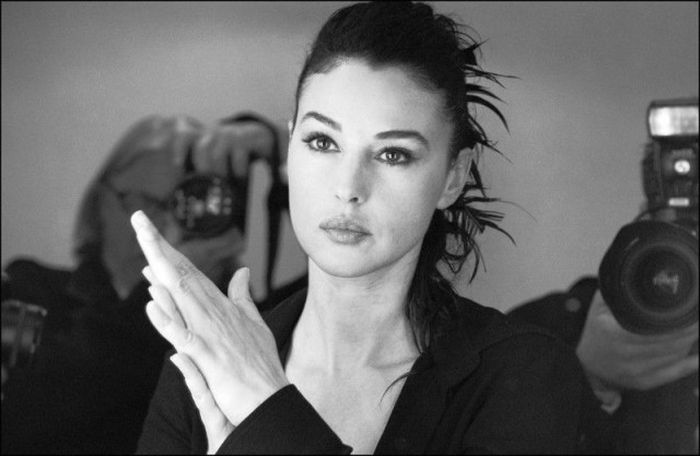 Фотосессия Моники Белуччи за кулисами 56-го Каннского кинофестиваля, 2003 год