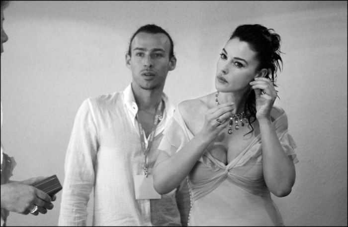 Фотосессия Моники Белуччи за кулисами 56-го Каннского кинофестиваля, 2003 год