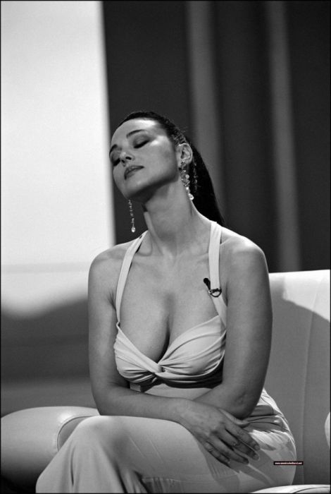 Фотосессия Моники Белуччи за кулисами 56-го Каннского кинофестиваля, 2003 год