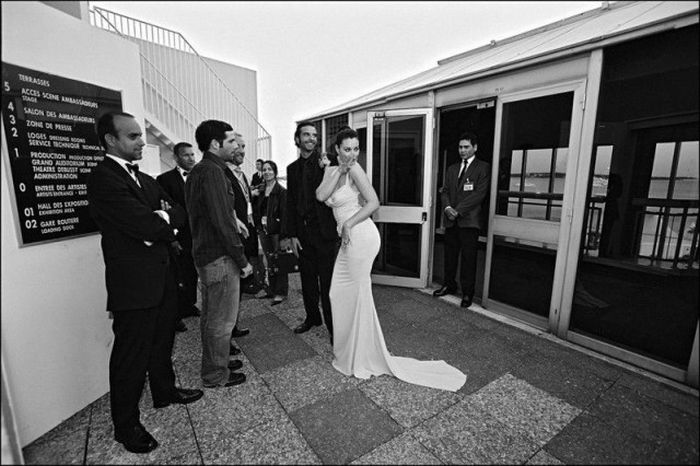 Фотосессия Моники Белуччи за кулисами 56-го Каннского кинофестиваля, 2003 год