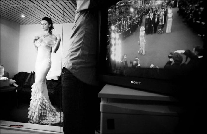 Фотосессия Моники Белуччи за кулисами 56-го Каннского кинофестиваля, 2003 год