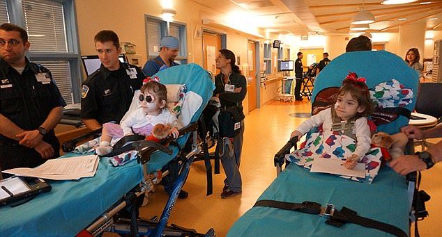 Хирургам удалось разделить сиамских близняшек с общим пищеварительным трактом и парой ног