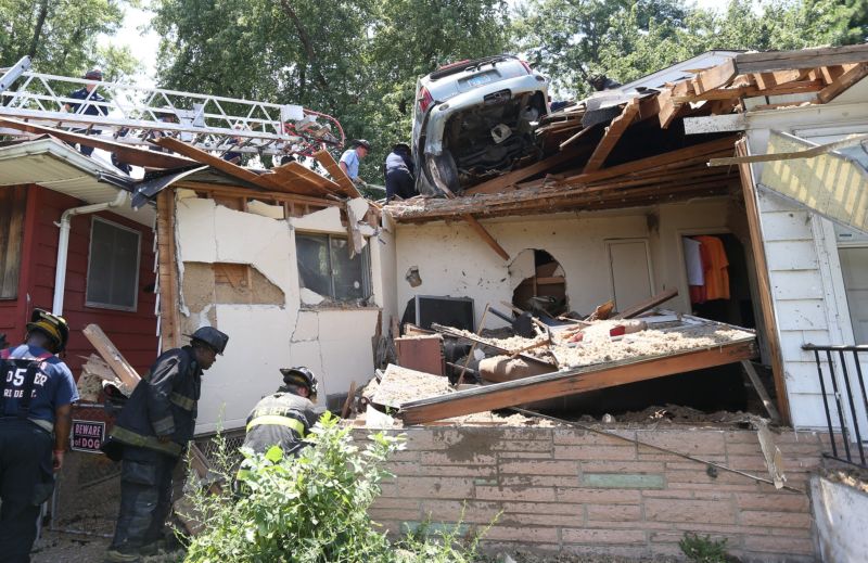 Лихач на внедорожнике прилетел с холма на крышу дома