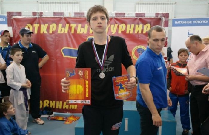 В Бердске подросток дал отпор трем взрослым мужчинам