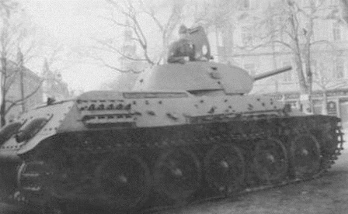 Советские танкисты, которые держали оборону боевой машины 13 дней Советские танкисты, которые держали оборону боевой машины 13 дней