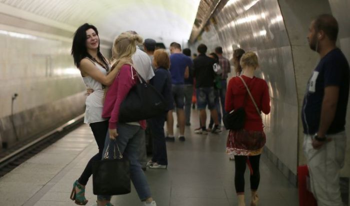 Милые девушки в российском метро