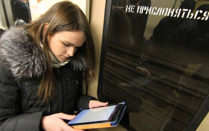Милые девушки в российском метро