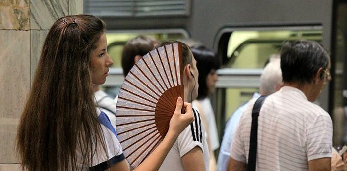 Милые девушки в российском метро